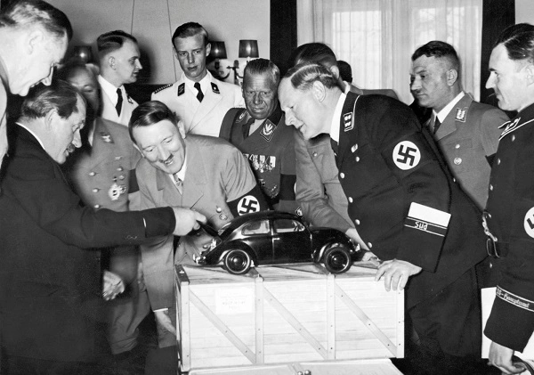 Adolf Hitler ve Ferdinand Porsche