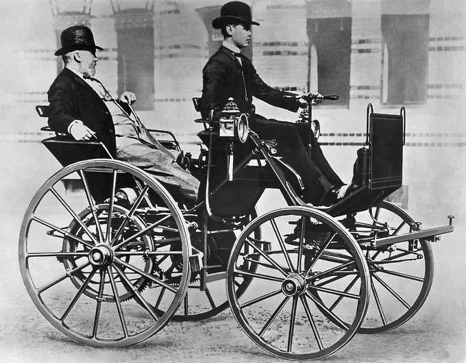 Gottlieb Daimler ve Wilhelm Maybach, motorlu arabayı 1885'te tasarladılar.