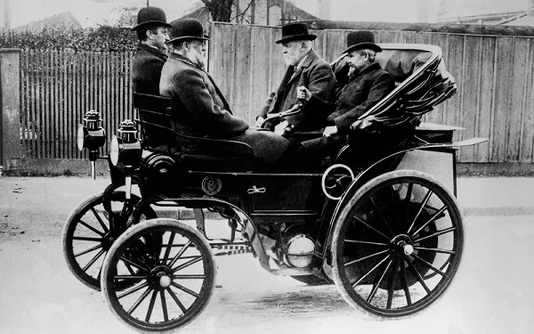Gottlieb Daimler'in kayış tahrikli arabası, 1895