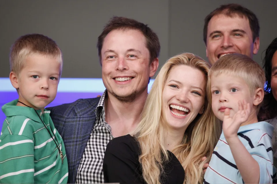 Elon Musk, eski eşi Talulah Riley ve ikiz oğulları ile birlikte