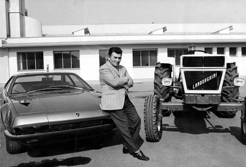 Bir Jarama ve kendi markasına ait bir traktör ile Ferruccio Lamborghini, 1970