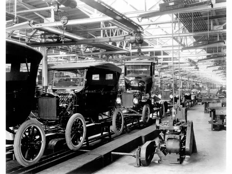 İlk hareketli montaj hattı Ford 1913