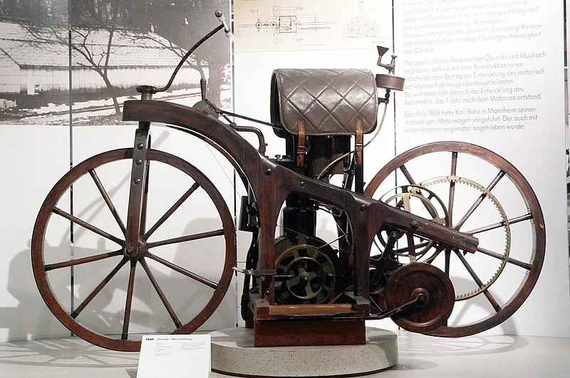 Gottlieb Daimler ve Wilhelm Maybach, Reitwagen'i 1885'te tasarladı.