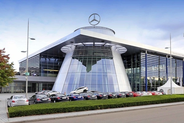 Stuttgart'ta Mercedes-Benz ofisi