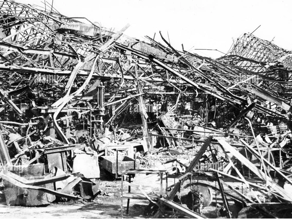 1943 İngiliz bombalamasından sonra Renault fabrikası