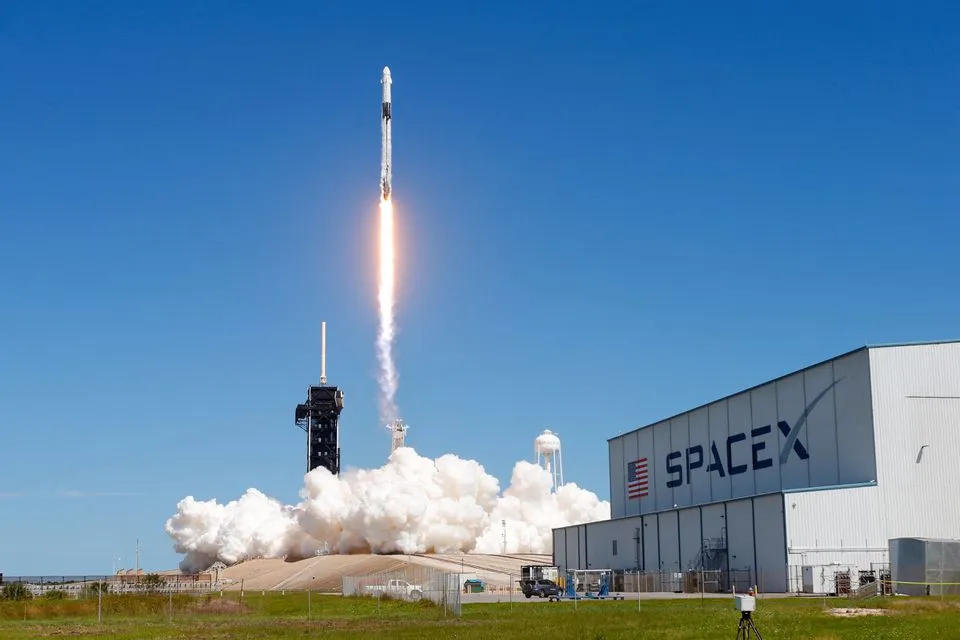 Dragon modüllü SpaceX Falcon 9 roketi fırlatıldı
