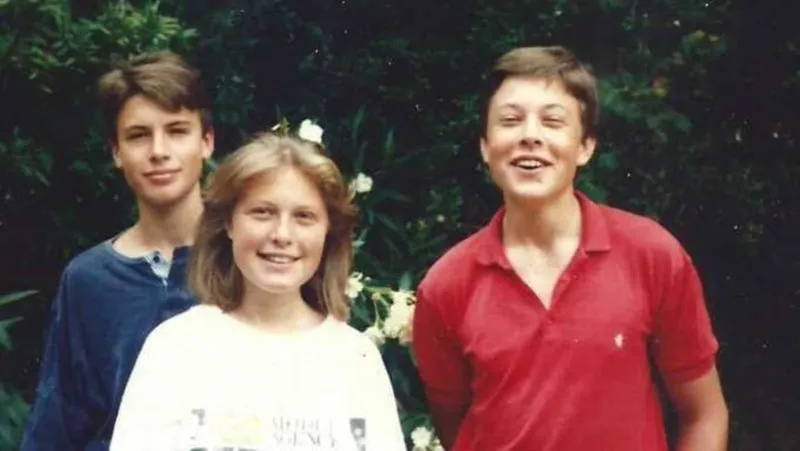 Genç Elon Musk, kardeşi Kimbal ile birlikte
