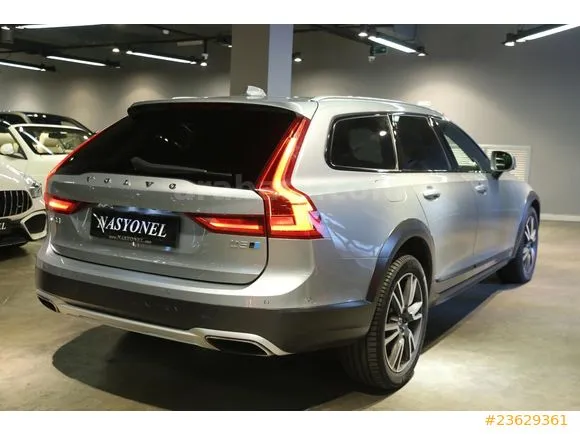 Volvo V90 Cross Country 2.0 D D5 Pro Image 4